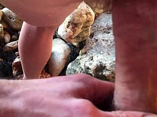 Ερασιτεχνικά βίντεο POV με τριχωτές μουνιές που παίρνουν κρέμα και γαμιούνται έξω