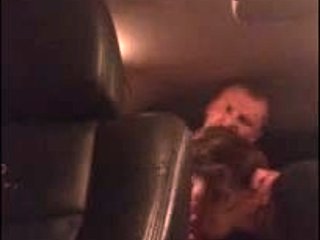 Ρωσίδα ερασιτέχνης τσούλα κάνει deepthroat σε αυτοκίνητο και δωμάτιο