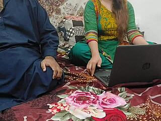 Pakistanlı üvey kardeş, Hintli kız kardeşini dizüstü bilgisayarında porno izlerken yakalar ve onu kirli konuşmalar için evine götürür