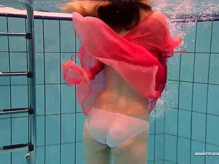 نجمة البورنو الروسية العارية بولتيهالو تستكشف رغباتها تحت الماء