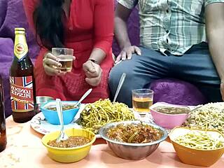 Indická služebná je v domácím videu šuká, zatímco jí jídlo