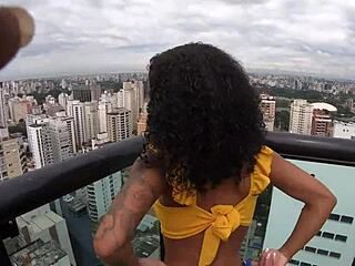 La estrella porno brasileña Ariella Ferraz se enfrenta a una enorme polla negra en su culo
