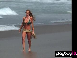 Стефани Глассон, стройная блондинка, хвастается своими большими сиськами на пляже
