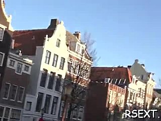 Una rubia traviesa es seducida y follada en el barrio rojo de Ámsterdam