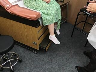 Scarlett Johnson'ın Büyük Göğüslü Tıbbi Danışmanı Birinci Bölümde Hasta Arıyor