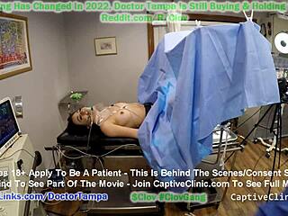 Stacy Shepard, zdravotní sestra, zkoumá panenství pacienta s pomocí lékaře-tampas