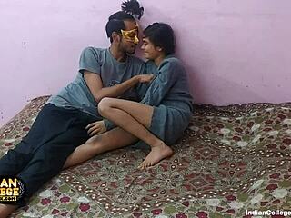 Egy kanos indiai tinédzser megcsókolja és megdugja szerelme punciját, miközben örömmel nyög