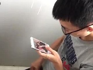 Az ázsiai meleg kézimunka videója: kémkedés a WC-ben