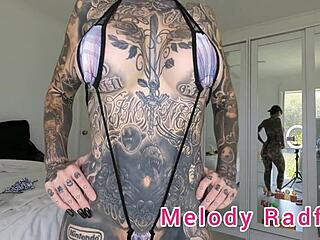 Bintang porno melody radford dalam bikini amatur dengan pantat besar dan payudara besar