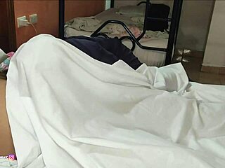 Een verpleegster wordt betrapt op een verborgen camera terwijl ze seks heeft met haar patiënten in het ziekenhuis