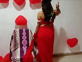 Rødkledd indisk jente i rød sari feirer jubileum med store desi-bryster