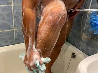 Pussy sexy e grandi tette si bagnano sotto la doccia