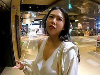 O asiatică cu sânii mari își sărbătorește ziua de naștere în public
