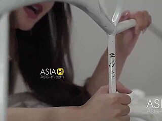 Bir seks oyuncağı mağazasında bir Asyalı MILF'in arka odasında yalamak ve yalamak