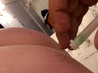Blondine nyder anal leg med nåle under blowjob