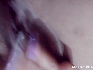 Une maman arabe chaude en hijab se masturbe et éjacule sur webcam
