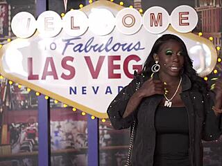 Siyah güzellik Las Vegas'ta büyük göğüslerini halka açıkta sergiliyor