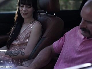 Ayah tiri berhubungan seks dengan remaja di dalam mobil
