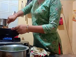 ¡Esposa india con un gran culo es follada mientras cocina!