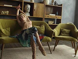 Гимнастка с большой грудью Лара Фрост демонстрирует свою гибкость в сольном анальном видео