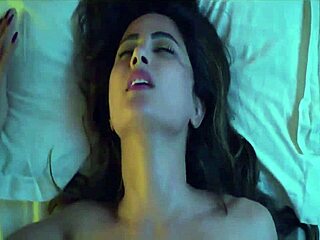 Indijska igralka Hina Khans prvič pred kamero v vroči seks sceni