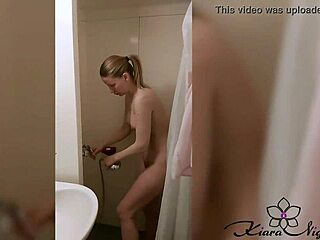 Masturbierendes blondes Luder unter der Dusche