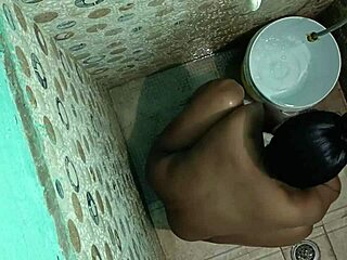 Remaja India Tabassums MMS bocor di kamar mandi