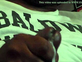 Spomalené video s veľkým čiernym kohútom, ktorý ejakuluje