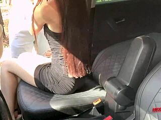 Video POV dari belakang dan seks cowgirl di dalam mobil