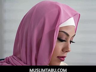 Arabka Bianca v hidžabu daje oralni seks in se pusti pofukati z ogromnim tičem