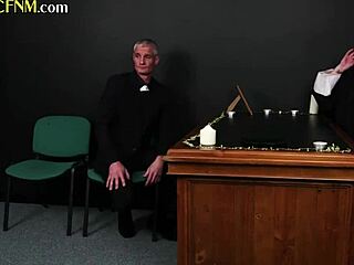CFNM avsugning med katolsk nunna och collegetjejer i en grupp muntlig session