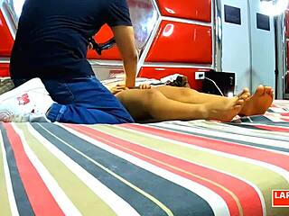 Богато венецуелско момиче си прави чувствен масаж, преди да се задоволи