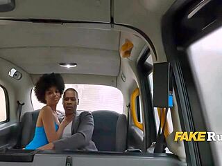 Афрички пар се упушта у тројку са таксистом