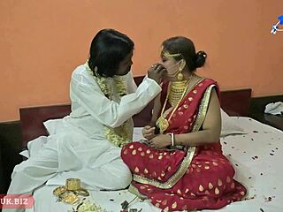 Το ζευγάρι Desi απολαμβάνει το σεξ του γάμου με τη θεία του το βράδυ