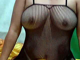 Filipínska žena oblečená v zvodnom spodnom prádle uspokojuje svoje online publikum zmyselným výkonom