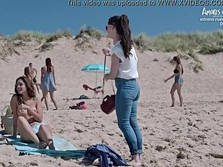 נערת ספרדית עם חזה קטן יורדת ומלוכלכת על החוף