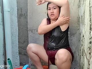 Uma filipina é fodida enquanto toma banho ao ar livre