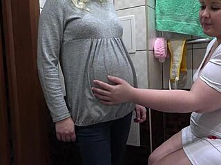 En svingete, vakker kvinne i gummihansker gjennomfører en intim undersøkelse av en gravid MILF i en hjemmelaget fetisjvideo