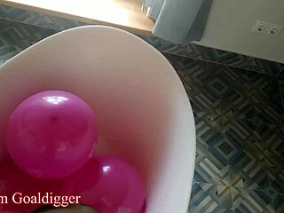 Kaki menakjubkan dalam stoking dan balon di bilik mandi