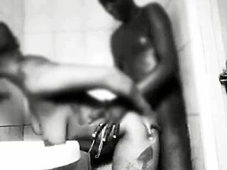אב אפרו-אמריקאי מתקלח עם אמצעית אסייתית ב-POV