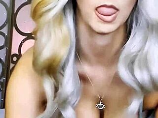 Потрясающая платиновая блондинка с большой грудью и сексуальной попкой