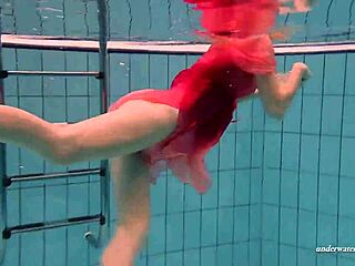 Russisk skjønnhet Duna svømmer i bassenget mens hun har på seg bikini