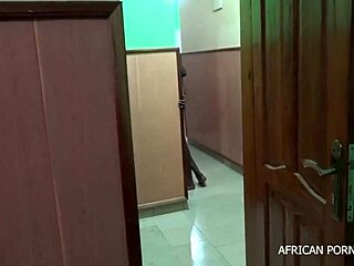 Un incontro mattutino in cucina porta a una scopata pubblica nel culo su un porno africano